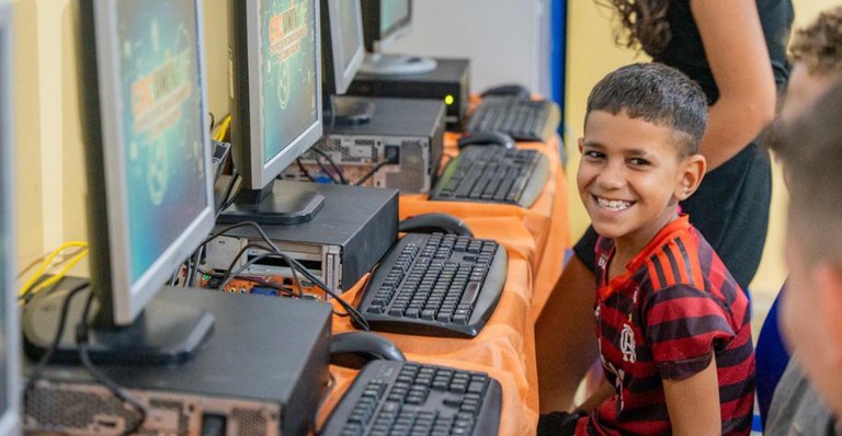 Aluno em laboratório de informática de escola conectada
